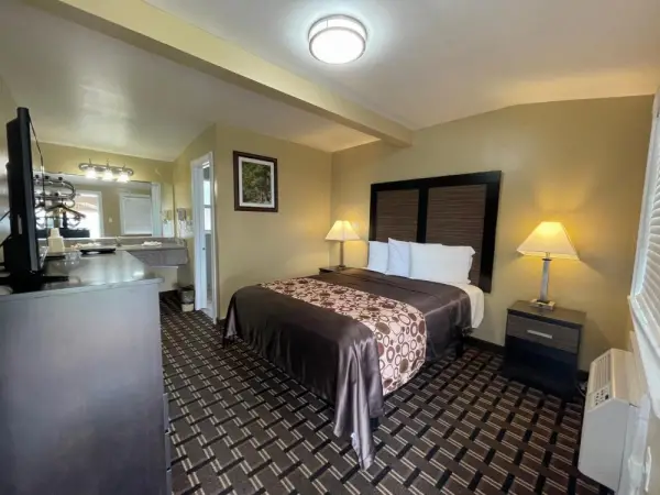 Beverly Lodge 6