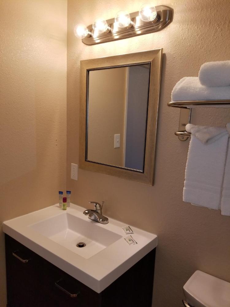 Standard King Room at Beverly Lodge, photo 3